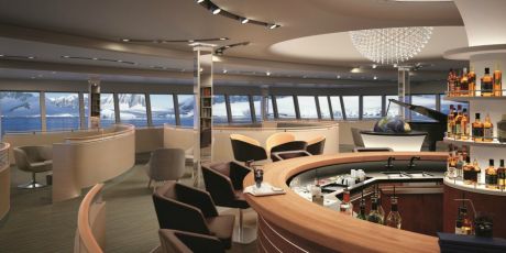 Herzlich Willkommen in der Observation Lounge an Bord von HANSEATIC nature...Wir empfahlen einen Whiskey auf Gletschereis mit grandiosem Ausblick!