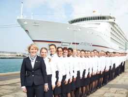 Die freundliche Crew von MS EUROPA 2 freut sich auf Sie.